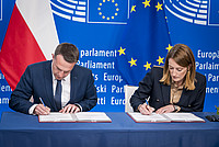 https://multimedia.europarl.europa.eu/de/photo/lex-signing-ceremony-in-presence-of-roberta-metsola-ep-president-and-adam-szlapka-minister-for-europ_20250507_EP-185221A_DLL_065